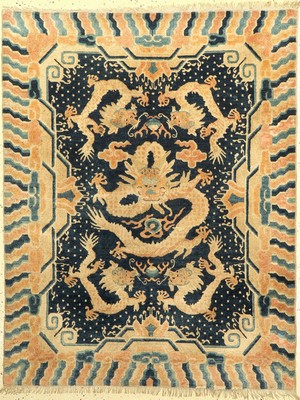 Seltener blaugrundiger Ning-Hsia Drachenteppich antik, China, 19 Jhd. Wolle geknüpft auf Baumwolle, fünf kaiserlische Drachen auf blauem ...