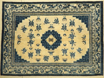 Hellgrundiger Ning-Hsia antik, Westchina, 19 Jhd, Wolle geknüpft auf Baumwolle, Blumen und Schmetterlinge auf gelbem Grund, ca. 247 x 178 cm, EHZ: ...
