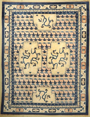 Antiker Peking Drachenteppich, Nordostchina, um 1900, Wolle geknüpft auf Baumwolle, Allover Wolkenmotive mit 6 Drachen auf hellem Grund, ca. 370 x ...