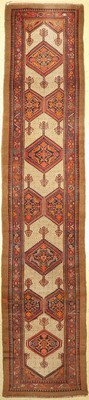 Antike Sarab Galerie, Nordwestpersien, um 1900, Wolle geknüpft auf Baumwolle, ca. 494 x 106 cm, EHZ: 2-3(guter Zustand).