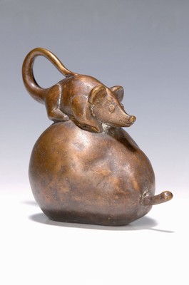 Gernot Rumpf, geb. 1941 Kaiserslautern, Maus auf Birne, Bronzeskulptur, num. 24/25, monogr., H. ca. 12cm
