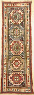 Antiker Moghan Kazak, Zentralkaukasus, 19 Jhd., Wolle geknüpft auf Wolle , Fünf vollständige Memling-Göls, ca, 270 x 96 cm, EHZ: 2-3 ...