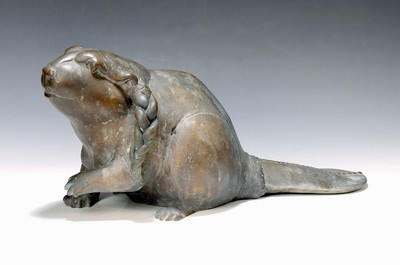 Gernot Rumpf, geb. 1941 Kaiserslautern, weibliche Biberdritsche mit Zöpfen, Bronze, monogr., num III/V, Gießerstempel, H. ca. 22cm, L. ca. 45cm, ...