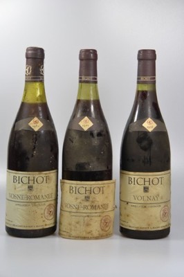 18 Flaschen Bichot, 1977-1982, 5x Volnay, 12 x Vosne-Romanée, Appellation Controlée, 75 cl, Etiketten und Flaschen mit Alters- und Gebr.-spuren, ...