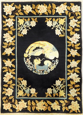 Feiner antiker Peking, Nordostchina, um 1910/1920, Wolle geknüpft auf Baumwolle, königsblaues Feld mit Weinblatt Motiven, Phönixvogel und ...
