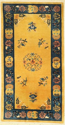 Gelbgrundiger Peking, China, um 1920/1930, Wolle geknüpft auf Baumwolle, ca. 177 x 91 cm,EHZ: 2(guter Zustand).