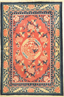 Antiker Hing-Hsia, Westchina, 19 Jhd., Wolle geknüpft auf Baumwolle, seltener rotgrundiger Ning-Hsia mit Blumenmuster, ca. 195 x 133 cm, ...