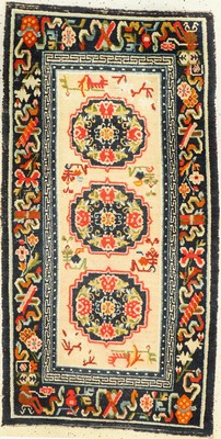 Gyantse Khaden alt, Südtibet, um 1940, Wolle geknüpft auf Baumwolle, ca. 135 x 72 cm,EHZ: 2-3(guter Zustand).