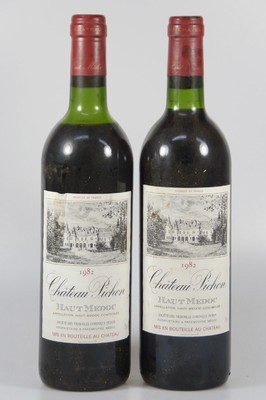 26 Flaschen Chateau Pichon, Haut Medoc, 75 cl, mid shoulder bis top shoulder, Alters- und Gebr.-spuren, nicht verkostet, aus einer ...