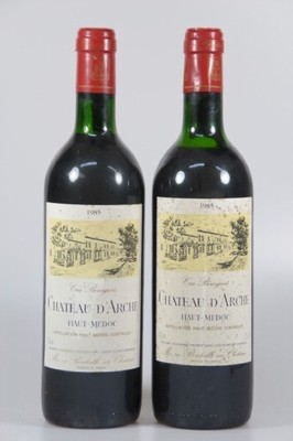 10 Fl. 1985 Chateau d'Arche, Haut Medoc, 75 cl, upper shoulder bis top shoulder, nicht verkostet, Alters- und Gebr.-spuren, aus einer ...