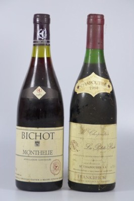 16 Flaschen Burgund: 13 Fl. 1983 Bichot, Monthelie und drei Flaschen 1984 Chapoutier, La Petite Ruche, alle 75 cl, nicht verkostet teilweise mit ...