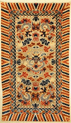 Seltener Peking "Drachen-Teppich" mit Metallbrokat (wohl für den Kaiserhof gefertigt), China, ende 19.Jhd., reine Naturseide mit ...