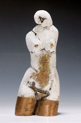 Barbara Rumpf, geb. 1960, "der weiße Torso", Bronze, patiniert, rückseitig monogrammiert, H: 28 cm