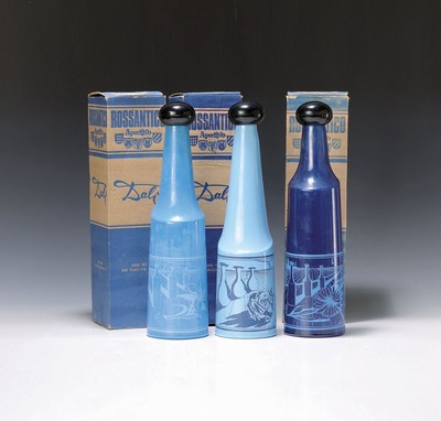 Salvador Dali, 1904 - 1989, Rosso Antico Aperitivo , drei Glasflaschen von Dali entworfen, blau dekoriert, schwarze Kunststoffdeckel, orig. Karton, ...