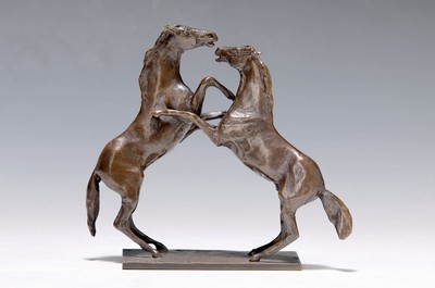 Ingo Koblischek, 1933 - 2020, Bronzeskulptur, zwei steigende Pferde, am Sockel signiert und num. 67/100, ca. 15 x 16 cm