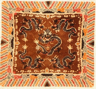 Sitzbank-Drachenteppich, China, um 1940, Wolle geknüpft auf Baumwolle, ca. 68 x 62 cm, EHZ: 2(guter Zustand).