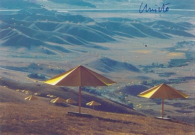Christo, 1935 - 2020, zweiteiliges Lot, a. Multiple aus dem Projekt " The Umbrellas" handsigniert, unter Glas, Rahmen: 53 x 42.5 cm und ...