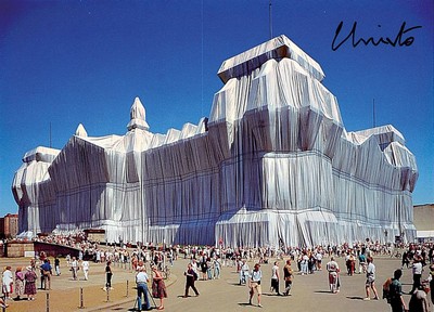 Christo, 1935 - 2020, zweiteiliges Lot, a. Multiple aus dem Projekt "verhüllter Reichstag", handsigniert, unter Glas, Rahmen: 53 x 42.5 cm ...