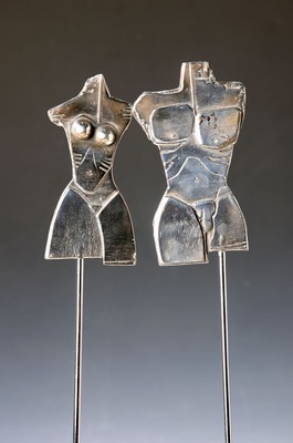 Zoran Petrovic, 1923-1996, 2 Skulpturen/Reliefs, männlicher und weiblicher Torso, Metall versilbert, beide signiert, H. je ca.111cm, num. 0009 ...