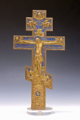 Russische Kreuz, aus einer Staurothek- Ikone, um 1820/30, Messing, blau emailliert, H. ca. 38 cm, rückseitig floral verziert