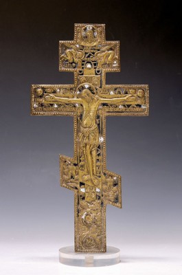 Staurothek Kreuz, Russland, 2. Hälfte 19. Jh., Messing, reich reliefiert, teils blau und weiß emailliert, ca. 37x19.5cm