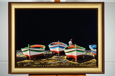 Giuseppe Galla, geb. 1935, italienischer Künstler, Fischer mit vier auf dem Trockenen liegenden Booten, auf monochrom schwarzem Grund, links unten ...