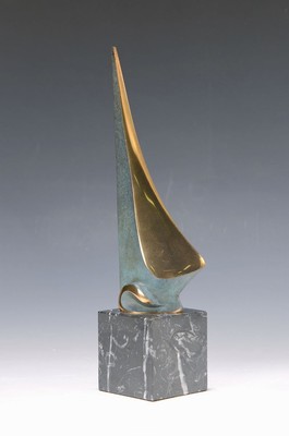 Jordi Abad, zeitgenössischer Künstler, Solitario, Skulptur eines stilisierten Segelbootes, Bronze partiell poliert und teils grün patiniert, ...