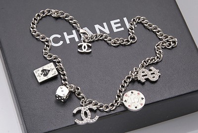 CHANEL Modeschmuckcollier, Metall, Modell Las Vegas, 5 versch. Anhänger: Spielkarte, Dollarzeichen, Würfel, Jeton und Chanel-Zeichen, farbloser ...