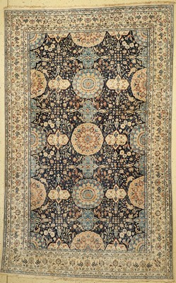 Nain fein(6 La), Persien, um 1940, Korkwolle mit Seide, ca. 285 x 180 cm, EHZ: 2 leichter Mottenfraß am Rand, fleckig.
