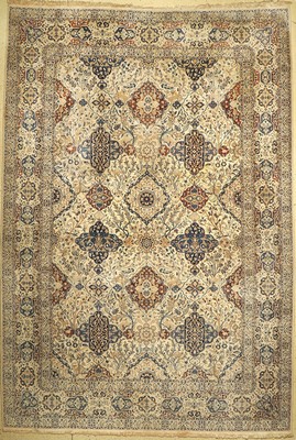 Nain fein(9 La), Persien, ca. 60 Jahre, Korkwolle mit Seide, ca. 385 x 265 cm, EHZ: 2 leichter Mottefraß an den Rändern,fleckig.