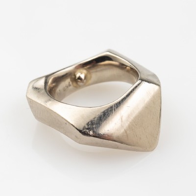 18 kt Gold Designerring, WG 750/000, abstrakte Octogonalform, Meistermarke unge- deutet, Verkleinerungsbeere, RW 46, total ca. 20.0 g