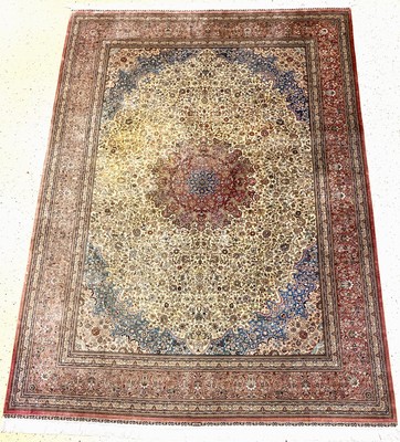 Hereke Seide fein, China, ca. 50 Jahre, reine Naturseide, ca. 353 x 253 cm, EHZ: 2 verblasst,fleckig.