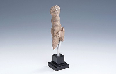 Eros Wandreliefskulptur, Nordindien, wohl um 3. Jhdt., Schiefer, Indo-Griechische Ausgestaltung, Anlehnung an griechische Mythologie, auf Sockel, ...
