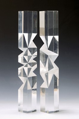 Konrad Quillmann, 1936 - 2002, tätig in Hainstadt am Main, zwei Plexiglasstelen mit geometrischen Formen, z.T. mattiert, am Fuß signiert und num. ...