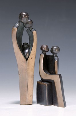 Unbekannter zeitgenössischer Künstler, 2 Bronzeskulpturen, 1x Paar, 2-teilig, H. ca. 12cm, 1x Vater, Mutter und Kind, H. ca. 19cm