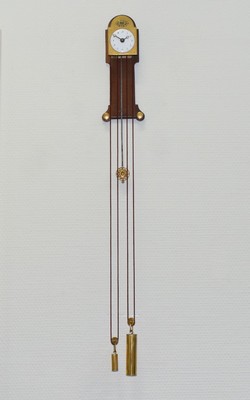 Seltene Miniatur-Wanduhr mit Huygensschem Aufzug, um 1880, justierbares Holzbrett, darauf montierte Messingplatte m. Pendel- & Werkaufhängung, ...