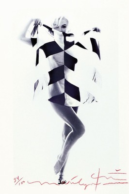 Bert Stern, 1929 - 2013, Fotografie auf dickem, mattem Fotopapier, Marilyn in black, white scarf, handsigniert und num. 34/100, auf der Rückseite ...