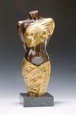 Willi Kissmer, 1951-2018, Bronzeskulptur, stehender Halbakt mit 2 Tüchern, teilvergoldet, sign., num. 16/99, Gesamth. ca. 54 cm