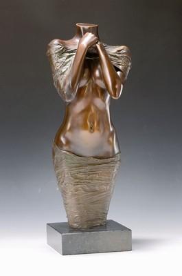 Willi Kissmer, 1951-2018, Bronzeskulptur, stehender Halbakt, sign., num. 36/49, Gesamth. 54 cm