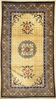 Seiden Ning-Hsia, China, um 1950, reine Naturseide, ca. 210 x 118 cm, EHZ: 3, (restaurierte Trittfalten)