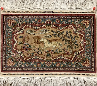 Sehr feiner Seiden Hereke (15 x 15), Signiert, Türkei, um 1960, reine Naturseide, ca, 39 x 27 cm, ca. 2.2 Mio Kn/qm, EHZ: 1 (Sehr guter Zustand).