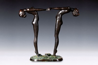 Große Bronzeskulptur, neuzeitlich, Mann und Frau, sich an den Händen haltend und nach hinten beugend, auf der Plinthe Weinlaub und Trauben, H. ca. ...