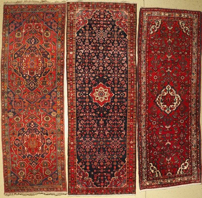 3 Persische Läufer, 2 Hosseinabad und 1 Meschgin, ca. 50 Jahre, Wolle auf Baumwolle, ca. 320 x 115 cm, EHZ: 2-3