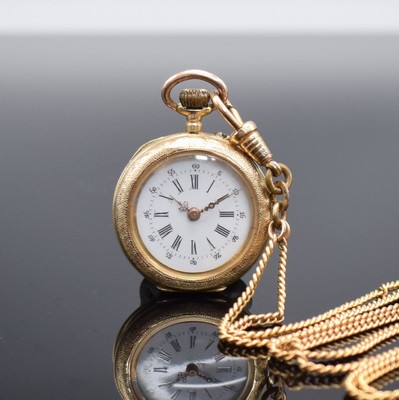 Offene Damentaschenuhr in GG 585/000 mit Metallkette, Schweiz um 1890, guill. Geh. dell., Metallcuvette, Rückdeckel floral emailliert m. ...