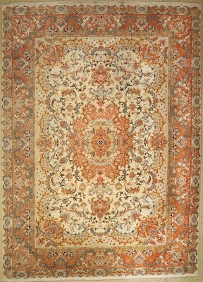 Täbriz fein, Persien, ca. 60 Jahre, Korkwolle mit und auf Seide, ca. 345 x 250 cm,EHZ: 2, (leicht verblasst und fleckig).