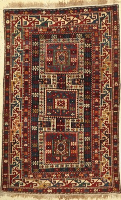 Schirwan, Kaukasus, um 1900, Wolle auf Wolle, ca. 175 x 109 cm. Ein absolut seltener Gaschad Teppich aus dem Aksu Distrikt. 3 Medallion Teppich. In ...