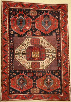 Samukh antik, Kaukasus, um 1870/80, Wolle auf Wolle, ca. 233 x 166 cm. Ein musealer Kaukase vom Volksstamm der Igdir gefertigt. Es wurden nur ganz ...