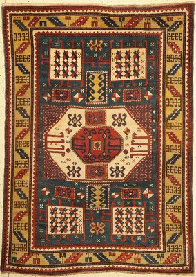 Karachoph Kazak antik, Kaukasus, um 1850/60, Wolle auf Wolle, ca. 220 x 156 cm. Auf blaugrünem Grund ein archaisches Oktogon mit einer ...