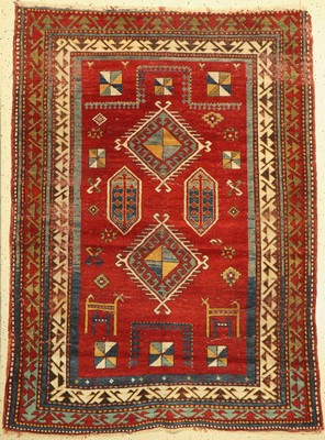 Bordjalou antik, Kaukasus, um 1900, Wolle auf Wolle, ca. 191 x 138 cm. Zwei grosse strahlenbesetzte Rhomben sind mit hakenbesetzten viergeteilten ...