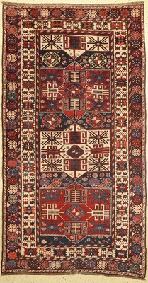 Baku-Schirwan antik, Kaukasus, um 1900, Wolle auf Wolle, ca.246 x 136 cm. Das schwarzblaue Mittelfeld wird von 3 einhalb quadratischen Medallions ...